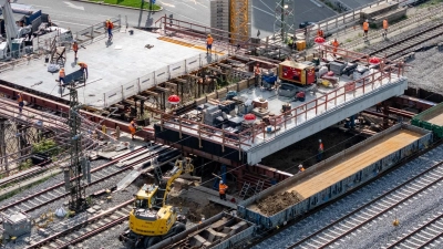 Im August wurde am Laimer S-Bahnhof das vierte Deckelstück für die Umweltverbundröhre eingeschoben. Jetzt folgt das abschließende Stück. (Foto: DB E&C,Thomas Kiewning)