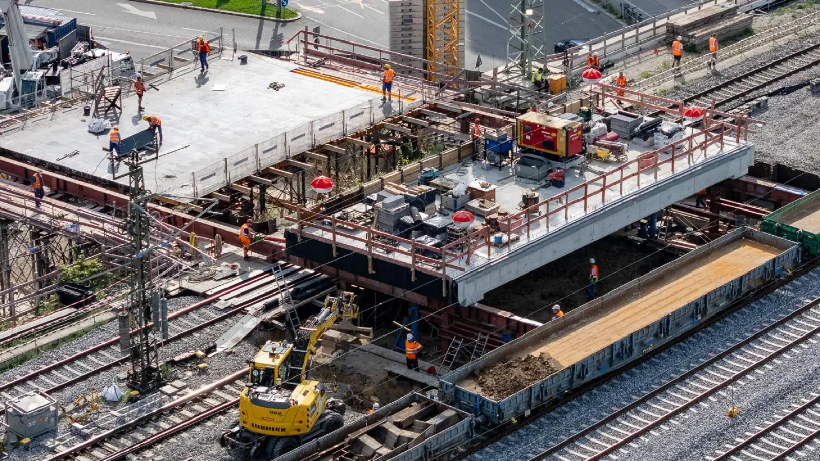 Im August wurde am Laimer S-Bahnhof das vierte Deckelstück für die Umweltverbundröhre eingeschoben. Jetzt folgt das abschließende Stück. (Foto: DB E&C,Thomas Kiewning)