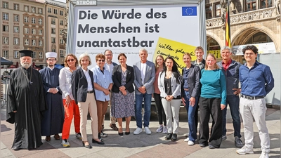Oberbürgermeister Dieter Reiter präsentierte zusammen mit Teilnehmern des Münchner Demokratiedialogs auf dem Marienplatz die Kampagne „Die Würde des Menschen ist unantastbar“.  (Foto: Michael Nagy/Presseamt))