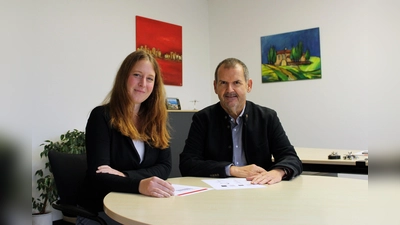 Madlen Völkel, die neue Leiterin der Berufsberatung, und Nikolaus Windisch, Chef der Agentur für Arbeit Freising/Dachau. (Foto: Agentur für Arbeit Freising)