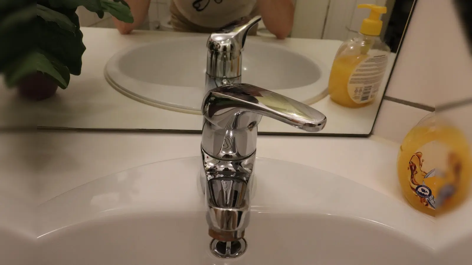 Was täglich aus dem Wasserhahn kommt, hat einen weiten Weg hinter sich. Dies zeigte die Führung durch das Wasserwerk im Berglwald. (Foto: mha)