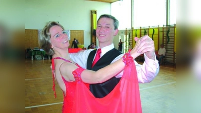 Astrid und Christoph Pollmann ertanzten sich beim Hallertauer Hopfenpokalturnier in Gammelsdorf den Hopfenpokal. (Foto: Gerda Heinrich)