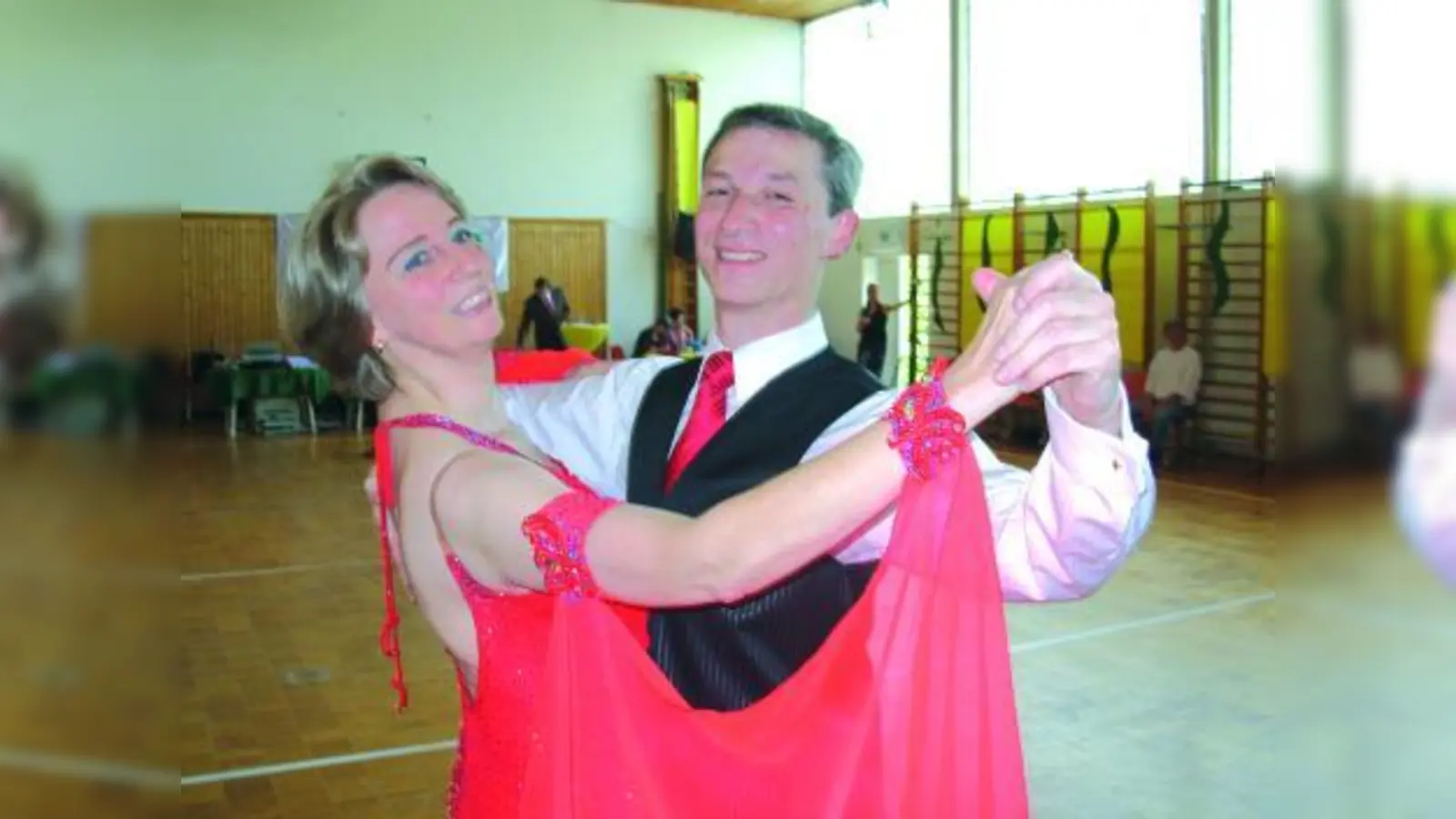 Astrid und Christoph Pollmann ertanzten sich beim Hallertauer Hopfenpokalturnier in Gammelsdorf den Hopfenpokal. (Foto: Gerda Heinrich)