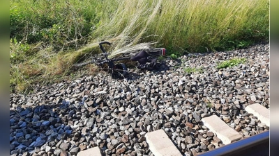 Mann und Fahrrad wurden vom Zug erfasst, zur Seite geschleudert und kamen im Grün neben dem Gleis zum Liegen. (Foto: Bundespolizei)