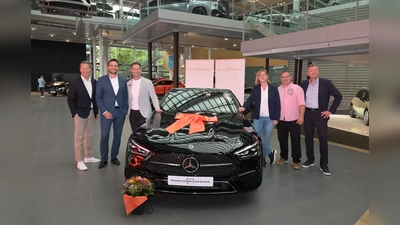 Michael Hüneke, Verkaufsleitung PKW Neufahrzeuge, Andreas Hohler, Markus Eichenseer, Geschäftsführender Vorstand Gewinnsparverein Bayern. Rechts: Gewinnerin Angela Ella Anna und Maximilian Gailer sowie Sven Schmettow (v. l.).  (Foto: red)