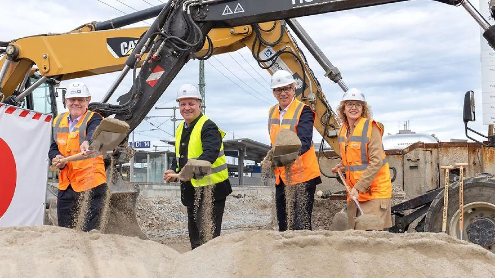 Beim Spatenstich (von links): Frank Abel (Bereichsleiter Europe, Hochtief), Bayerns Verkehrsminister Christian Bernreiter, Kai Kruschinski (Gesamtprojektleiter 2. Stammstrecke, DB infraGO) und Heike Junge-Latz (Vorständin Anlagen- und Instandhaltungsmanagement, DB InfraGO). (Foto: DB/Thomas Kiewning)