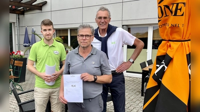 Florian Frohberg von der GolfRange (links) und Christian Bayer von der Vereinigung clubfreier Golfer gemeinsam mi Winfried Willems (rechts), der Nearest to the Pin-Sieger wurde sowie den dritten Platz Netto gewann. (Foto: GolfRange)