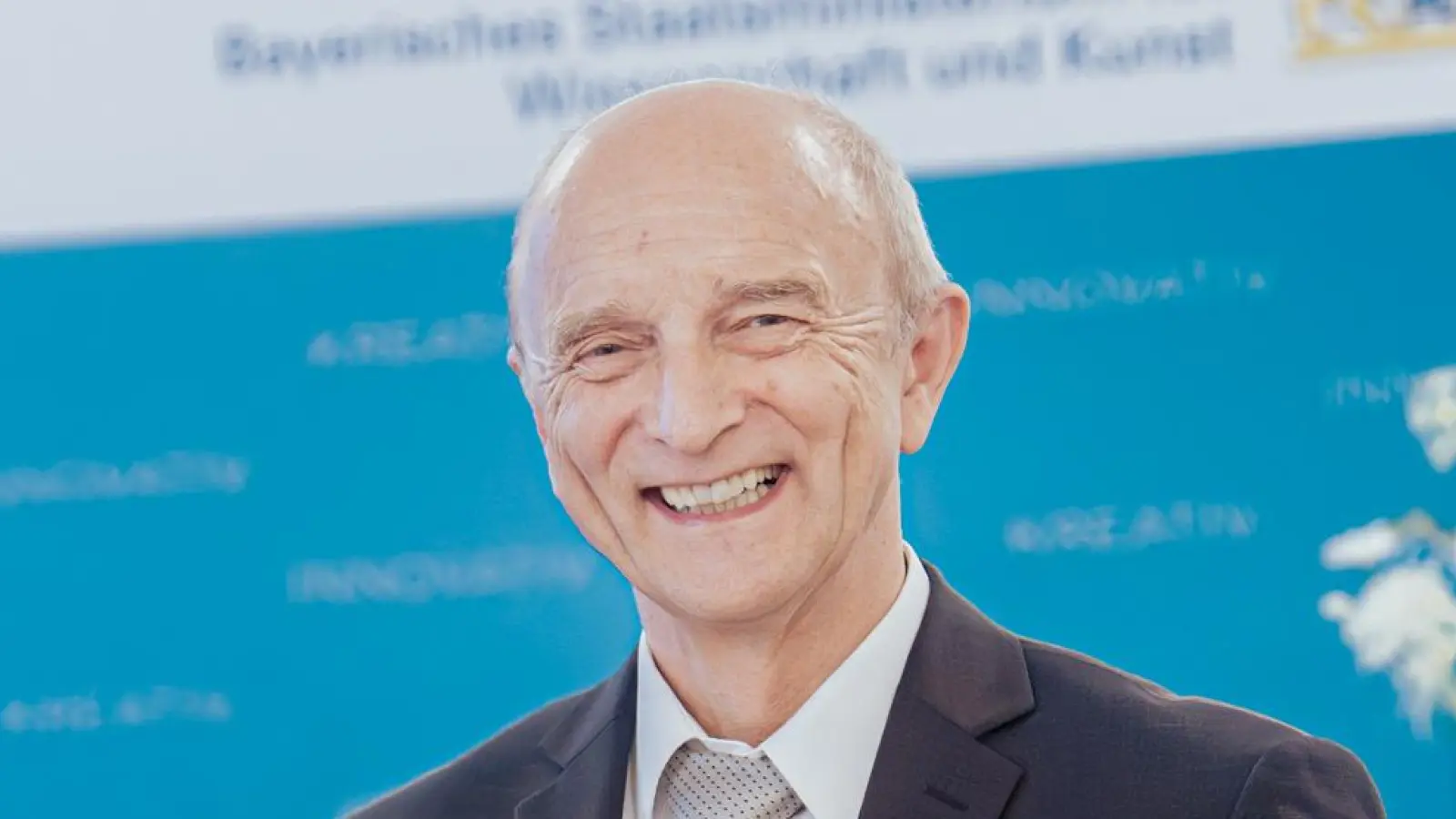 Markus Blume, Staatsminister für Wissenschaft und Kunst, überreichte Dr. Reinhard Hickel (rechts) das Bundesverdienstkreuz. (Foto: Axel Koenig)