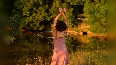 Beim Hoopdance sind neben Kraft auch Koordination und Geschicklichkeit gefragt. (Foto: VA)