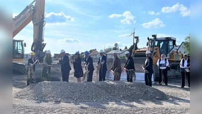 Spatenstich des GMK (von li) Architekt Tobias Hübner, Schulministerialbeauftragte Brigitte Grams-Loibl, Landrat Stefan Löwl, 3. Bürgermeisterin München Verena Dietl, Karlsfelder Bürgermeister Stefan Kolbe, Bernhard Seidenath, MdL, Sachgebietsleitung Kreisschulen und ÖPNV Albert Herbst, Sachgebietsleitung Hochbau / Gebäudemanagement Jörg Bögeholz und Schulstadtrat Florian Kraus. (Foto: LA Dachau / Sina Török)