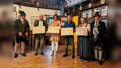 Spendenübergabe: v.l. Markus Abenthum sen., Hubert Langer, Anja Böhm, Wolfgang John, Gundi Lammerer und Mick Pedley. (Foto: Heimat- und Trachtenverein Weilheim )