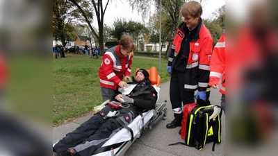 Ein Verletzter wird versorgt. 	 (Foto: Malteser)