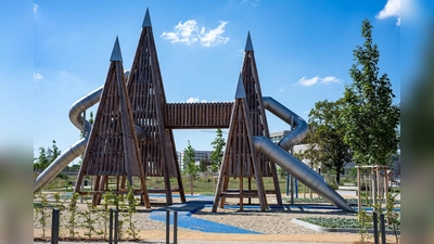 Aus den Pyramiden auf Stelzen können die Kinder durch die Metallrohre herausrutschen. Die Anlage ist nur ein Teil des neuen Spielplatzes am Helene-Wessels-Bogen in Neufreimann.  (Foto: Leonhard Simon)