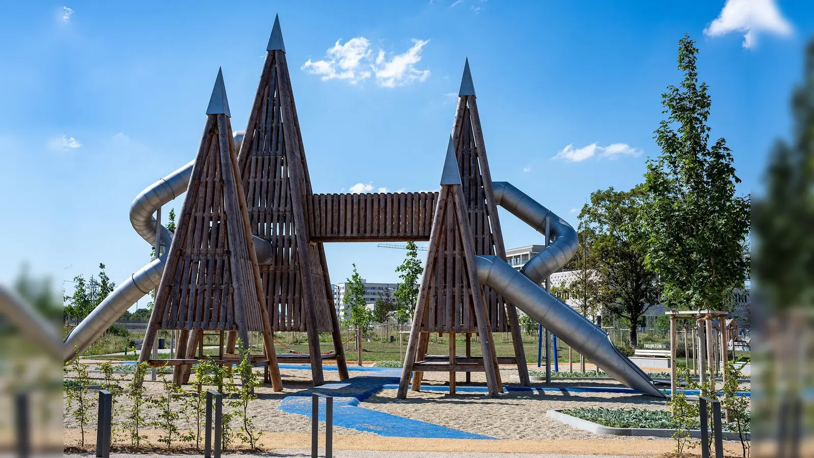 Aus den Pyramiden auf Stelzen können die Kinder durch die Metallrohre herausrutschen. Die Anlage ist nur ein Teil des neuen Spielplatzes am Helene-Wessels-Bogen in Neufreimann.  (Foto: Leonhard Simon)