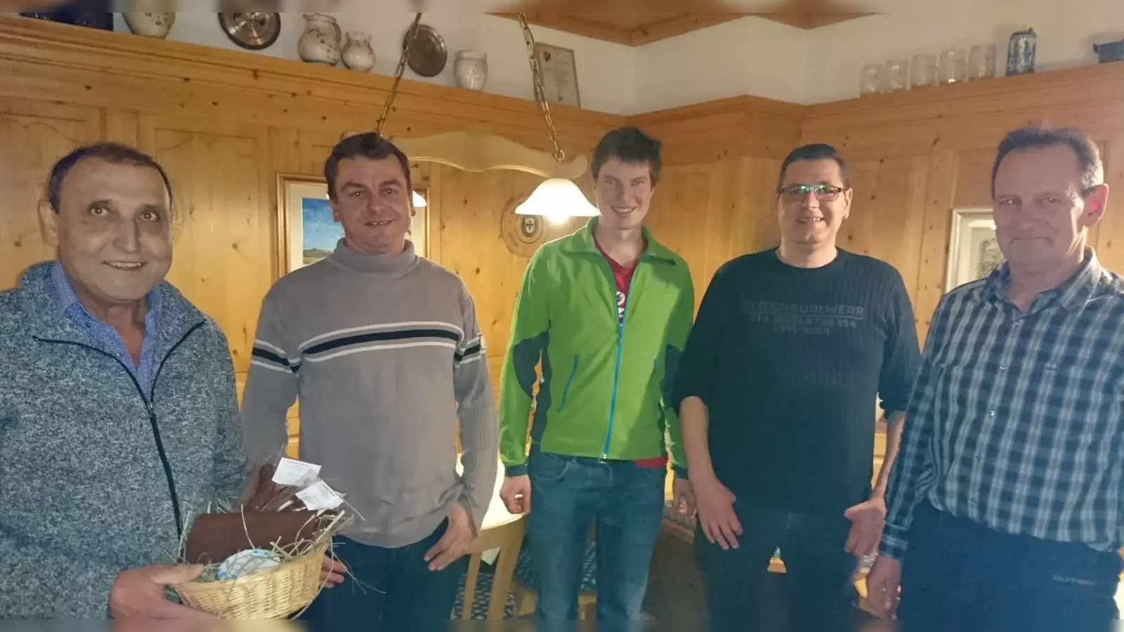 Von links: ehemaliger Vorsitzender Christian Schödlbauer, neuer Ortobmann Martin Schön, sein Stellvertreter Leonhard Spatz, Beisitzer Markus Leis und Kreisobmann Wolfgang Scholz. (Foto: Sonnleitner, FKN)