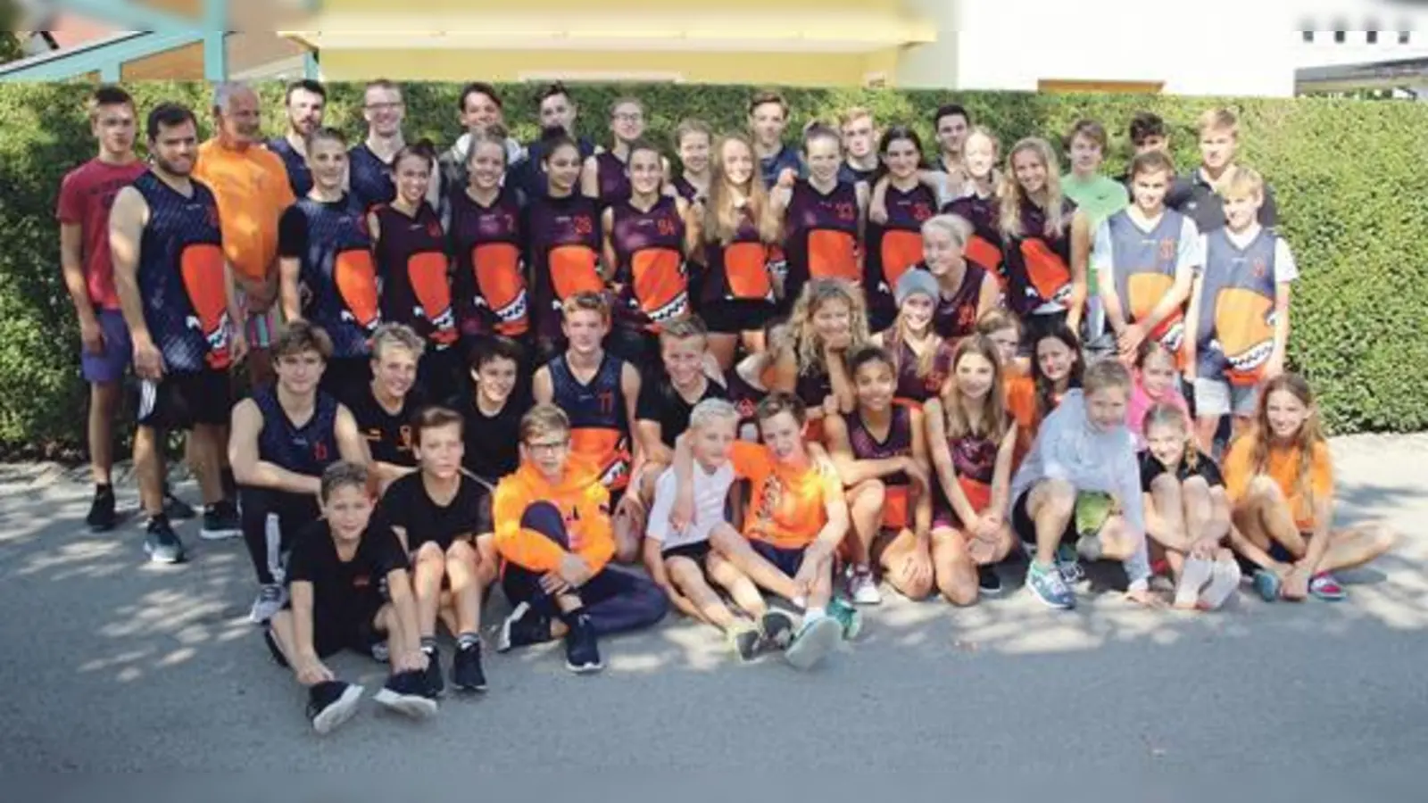 Die Schwimmer und Trainer der Riemerlinger Haie sind überglücklich, dass sie nach langer Renovierungsphase endlich wieder in »ihrem« Schwimmbad trainieren können.	 (Foto: VA)