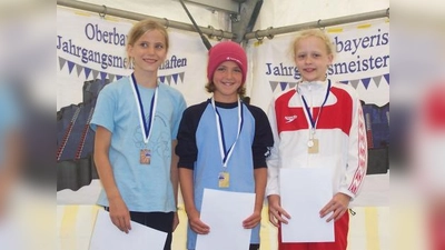 Nicht nur bei der Siegerehrung zu 200-Meter-Freistil stand Tanja Sommer, erfolgreichste Germeringer Schwimmerin, im Mittelpunkt – sie konnte bei den Oberbayerischen Jahrgangsmeisterschaften gleich vier Goldmedaillen entgegennehmen. (Foto: Conny Feller)