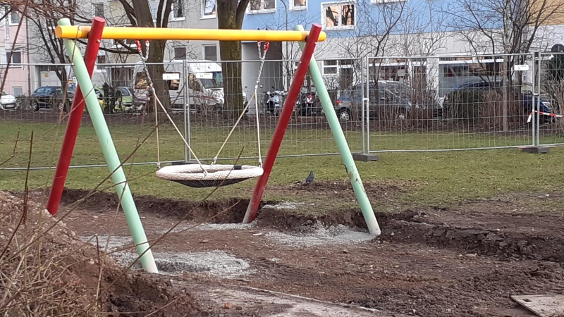 Die Nestschaukel am Korbinianplatz ist schon fertig. Dahinter steht ein Bauzaun, denn es wird noch mehr Neues auf dem Spielplatzgelände gebaut.  (Foto: mha)