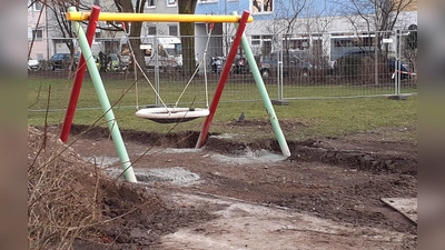 Die Nestschaukel am Korbinianplatz ist schon fertig. Dahinter steht ein Bauzaun, denn es wird noch mehr Neues auf dem Spielplatzgelände gebaut.  (Foto: mha)