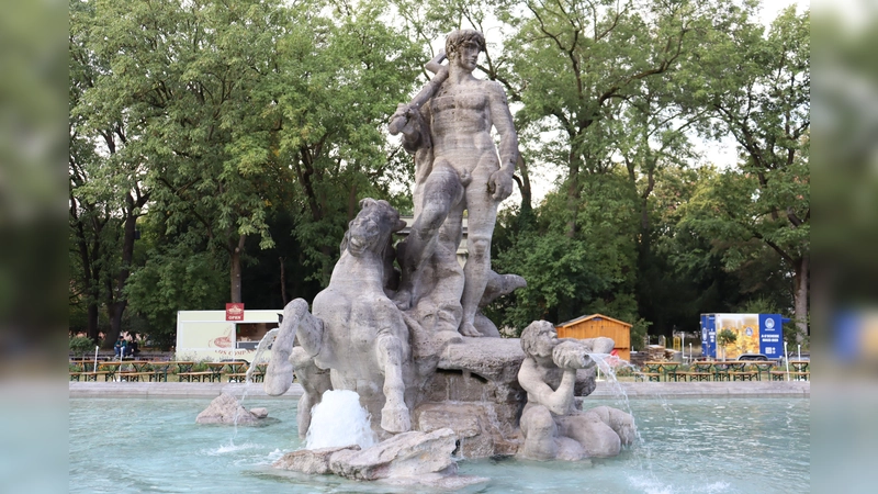Endlich wieder in seinem angestammten Element: Neptun, der Gott der Flüsse und Quellen, freut sich, dass der ihm gewidmete Brunnen im Alten Botanischen Garten wieder mit Wasser gefüllt ist.  (Foto: mha)