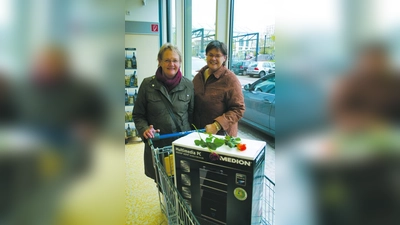 Christine Arnecke und Renate Hoffrichter aus Bogenhausen:<br>„Die neue Filiale gefällt uns gut. Sie ist großzügig gestaltet, man kommt mit dem Einkaufswagen gut durch. Es ist toll, dass es eine Parkgarage gibt. Wir wohnen zwar ganz in der Nähe, für Großeinkäufe sind genügend Parkplätze jedoch wichtig. Wir haben gleich ein tolles Schnäppchen gemacht: Der Multimedia-PC ist von 499 auf 369 Euro reduziert – da sparen wir 130 Euro! ALDI hat gute Sachen und ist günstig. Außerdem gibt es auch Bio-Ware – darauf legen wir viel Wert! Wir hoffen, dass dieser Bereich in Zukunft ausgebaut wird.“ (Foto: ls)