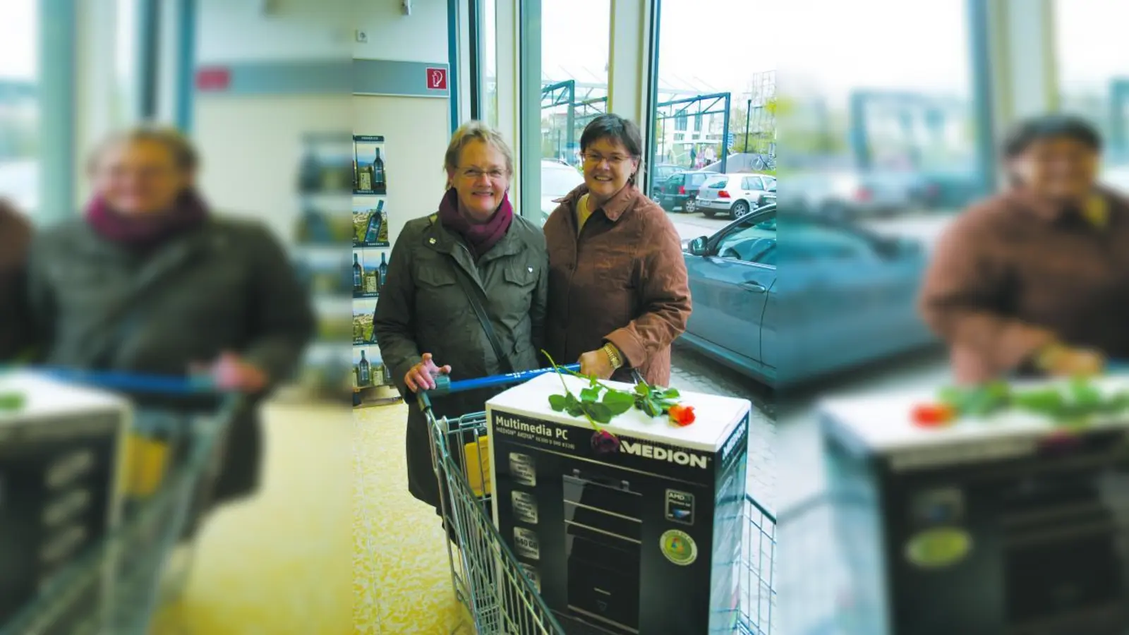 Christine Arnecke und Renate Hoffrichter aus Bogenhausen:<br>„Die neue Filiale gefällt uns gut. Sie ist großzügig gestaltet, man kommt mit dem Einkaufswagen gut durch. Es ist toll, dass es eine Parkgarage gibt. Wir wohnen zwar ganz in der Nähe, für Großeinkäufe sind genügend Parkplätze jedoch wichtig. Wir haben gleich ein tolles Schnäppchen gemacht: Der Multimedia-PC ist von 499 auf 369 Euro reduziert – da sparen wir 130 Euro! ALDI hat gute Sachen und ist günstig. Außerdem gibt es auch Bio-Ware – darauf legen wir viel Wert! Wir hoffen, dass dieser Bereich in Zukunft ausgebaut wird.“ (Foto: ls)