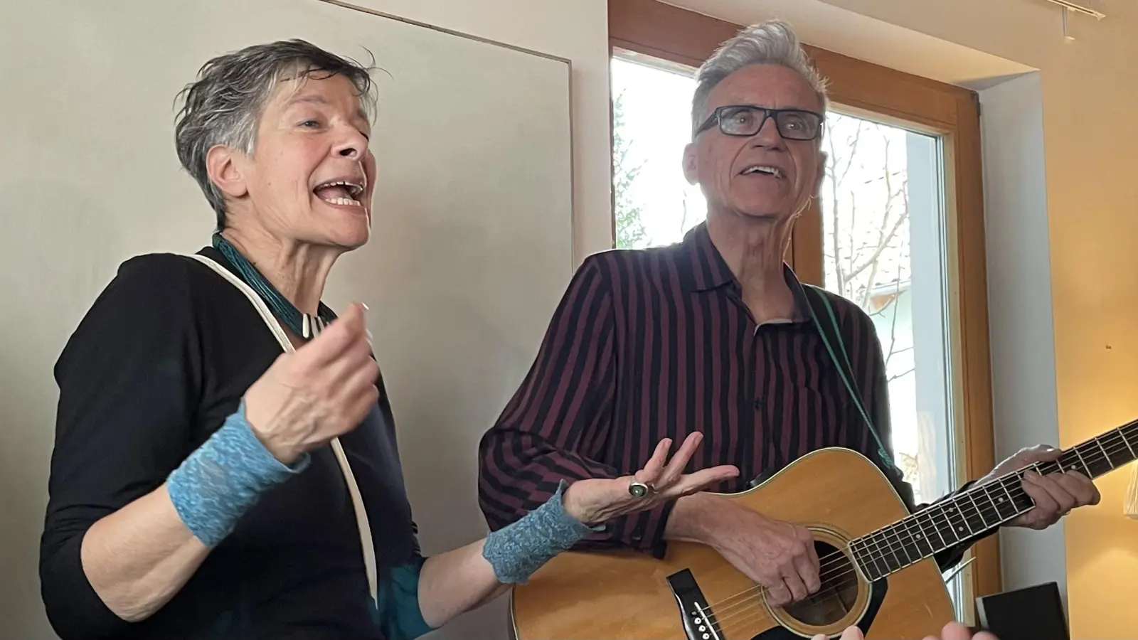 Silvana und Thomas Prosperi bekannt als Faltsch Wagoni geben eine kleine Kostprobe ihres Programms im interkulturellen Treffpunkt „Café Blabla”.  (Foto: pst)