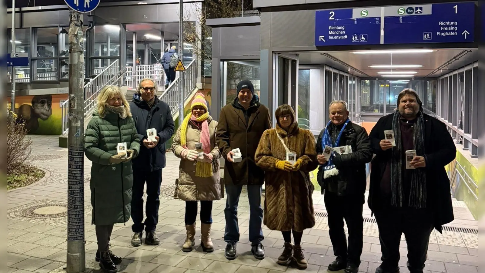 Verteilten gleich nach Erscheinen den Taschenfahrplan: Annette Fritsch, Andreas Erbenich, Marie Kowoll, Thomas Bittner, Evi Götz, Ludwig Pettinger und Stefan Krimmer (v.l.n.r.). (Foto: CSU USH)
