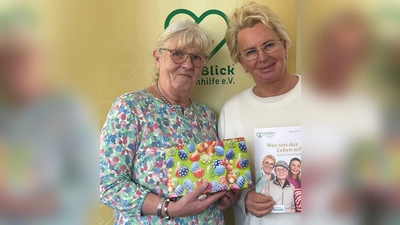 LichtBlick-Gründerin Lydia Staltner (r.) und Brigitte I., eine von vielen Seniorinnen, die vom Verein unterstützt werden. (Foto: hw/Archiv)