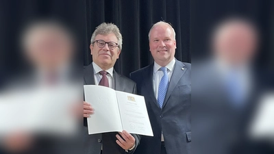Michael Ritz, Gemeinderat und Kreisrat aus Grünwald, wurde von Landrat Christoph Göbel für sein kommunalpolitisches Engagement mit der Dankurkunde geehrt. (Foto: hw)
