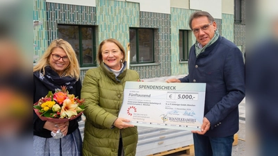 Petra und Peter Schöniger überreichten einen Scheck über 5.000 Euro an Verena Gräfin von Plettenberg vom Förderverein der Palliativstation Harlaching. (Foto: Palliativförderverein)