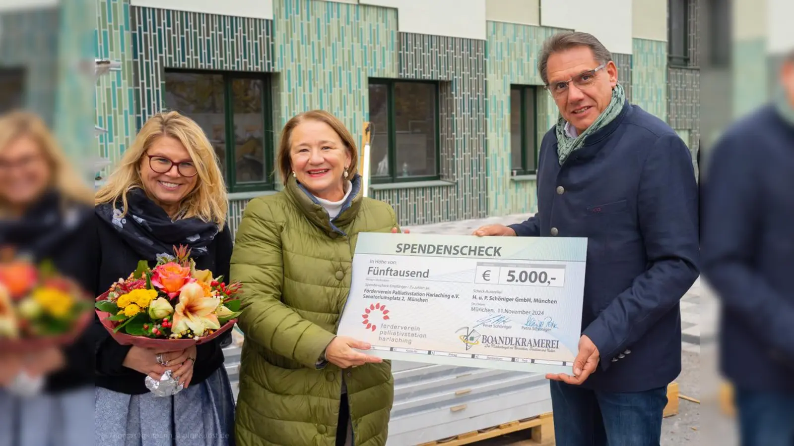 Petra und Peter Schöniger überreichten einen Scheck über 5.000 Euro an Verena Gräfin von Plettenberg vom Förderverein der Palliativstation Harlaching. (Foto: Palliativförderverein)