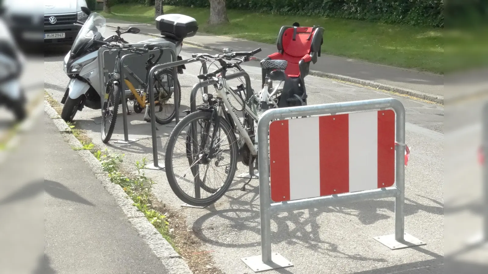 Beitrag zur Mobilitätswende in der Vogelloh: eben noch ein Pkw-Parkplatz, jetzt Abstellmöglichkeit für Fahrräder. (Foto: tab)
