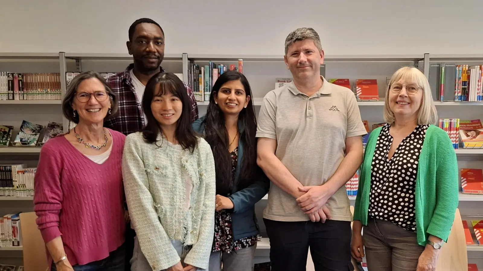 Geleitet wird der Treff von Jenny Jennings (l.), die Stadtbibliothek Westend mit seiner Leiterin Maria Stotz (r.) stellt dafür den Raum zur Verfügung. (Foto: Stadtbibliothek Westend)