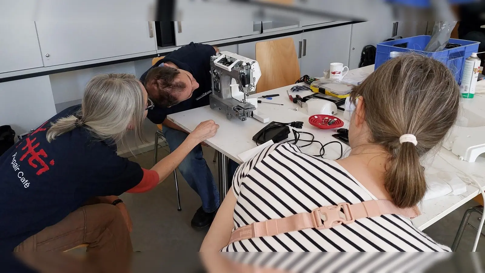 Ehrenamtliche Tüftler reparieren die defekten Geräte von Besuchern. (Foto: HEi Repair-Café)