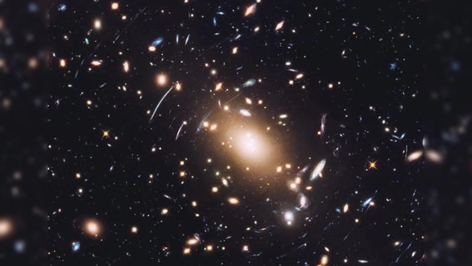 »Hubbles Blick ins Universum«: Leiter der Volkssternwarten führt durch die Ausstellung.	 (Foto: Volkssternwarte)