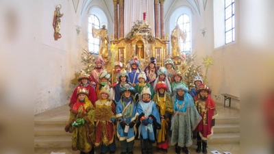 In Frieding sind bei winterlichen Temperaturen 19 Kinder und Jugendliche als „Heilige Drei Könige“ durch das Dorf gezogen und haben für die Aktion Micanto in Peru gesammelt. Insgesamt sind rund 2.200 Euro zusammengekommen. (Foto: PGR Frieding)
