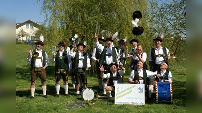 Seit über 30 Jahren spielen die Weisenbläser der Ammerthaler Musi am Heiligen Abend weihnachtliche Weihen.  (Foto: Sepp Reimer )