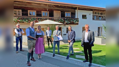 Johann Oberschätzl, Maximilian Kopp, Dr. Rosemarie Oberschätzl-Kopp, Joseph Kopp, Bernd Sibler, Thomas Huber und Prof. Mathias Pfeil (v.li.). (Foto: BLfD )