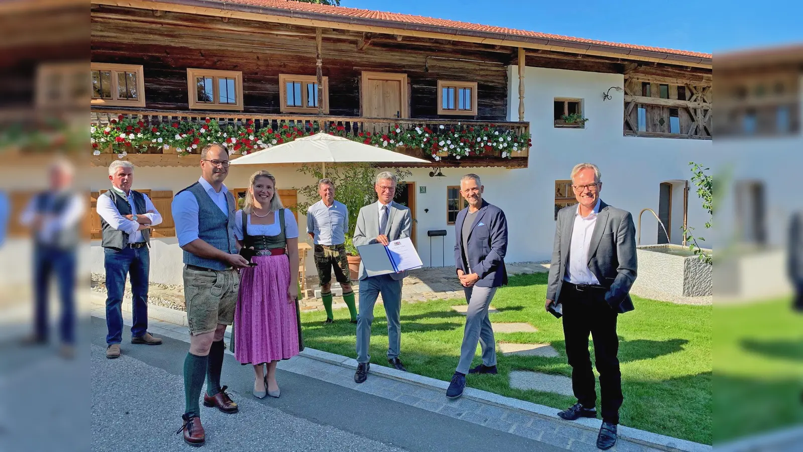 Johann Oberschätzl, Maximilian Kopp, Dr. Rosemarie Oberschätzl-Kopp, Joseph Kopp, Bernd Sibler, Thomas Huber und Prof. Mathias Pfeil (v.li.). (Foto: BLfD )