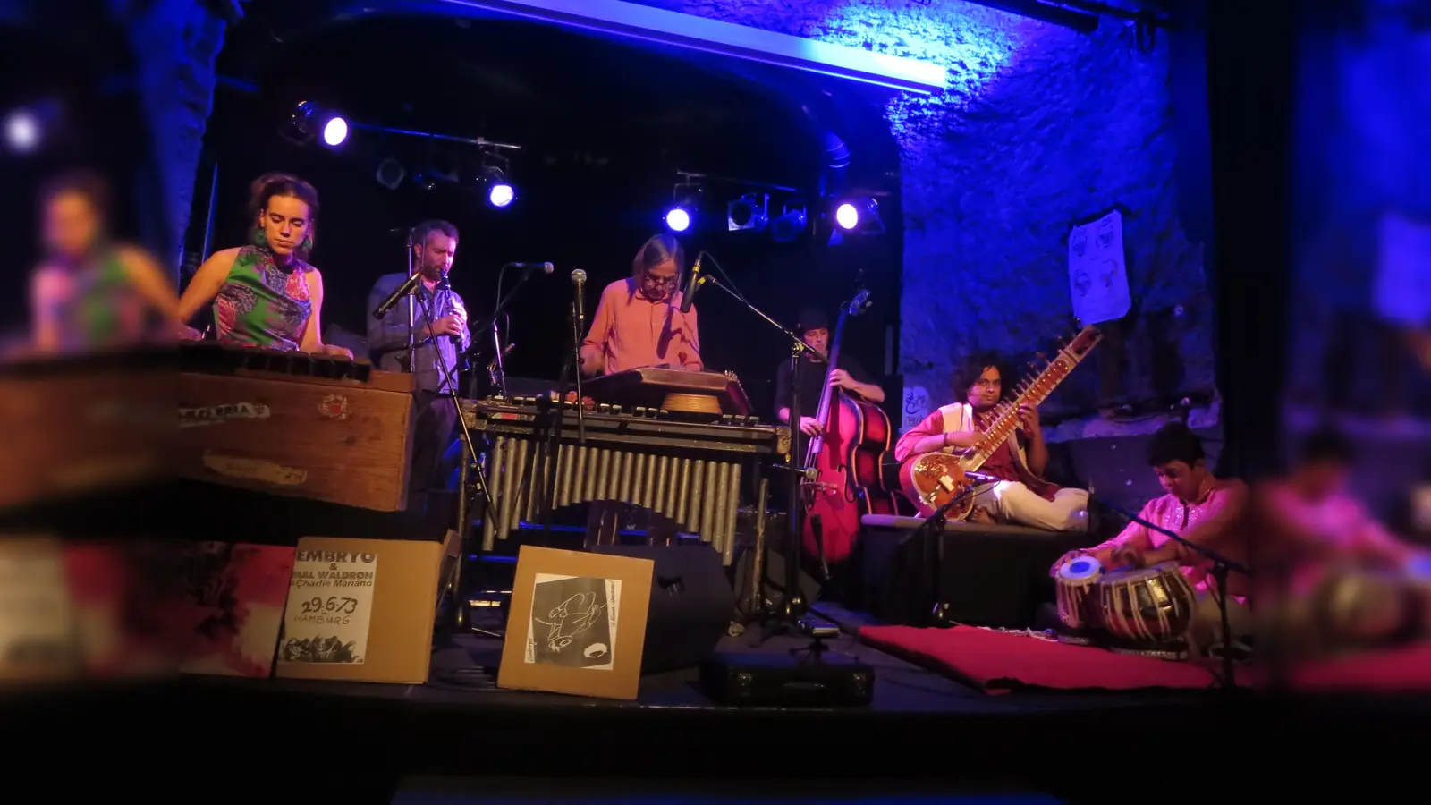 Die Band „Embryo“ feiert in diesem Jahr den 50. Geburtstag. Marja Burchard (links) ist die Tochter des im Januar 2018 verstorbenen Bandgründers Christian Burchard. (Foto: VA)