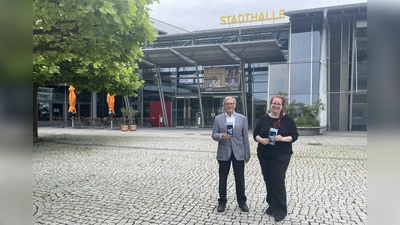 Kathrin Jacobs und Hans Pichelmaier vor der Stadthalle Germering. (Foto: pst)