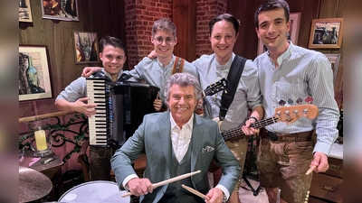 Von links: Stefan Bauer, Lukas Forster, Gastgeber Andy Borg, Ferdinand Bauer und Martin Kneißl in den SWR-Studios in Baden-Baden. (Foto: privat)