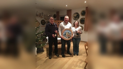 Schützenmeister Paul Wischnewski (von links) gratulierte den Siegern des Nikolausschießens  Peter Adam und Sabine Bayer zu ihren Erfolgen. (Foto: Schützengesellschaft Eintracht" Etterschlag)