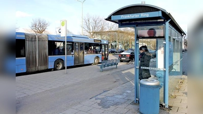 Die Haltekante am Frankfurter Ring Linie 177 Richtung Studentenstadt (östlich der Knorrstraße) soll verlängert werden. Auch die Wartehalle soll verschoben werden, um kürzere Einstiegswege hier zu ermöglichen.	 (Foto: ch)