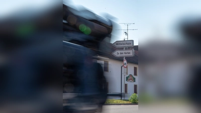 Auf Initiative der Frauen-Union Hallbergmoos-Goldach werden in der Gemeinde zwei neue, zunächst mobile Ampeln installiert. (Foto: Tanja Knieler)