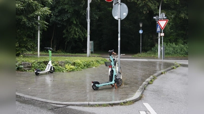 Liegt's am Regen? Nur noch zwei Scooter standen auf der Verkehrsinsel am Kreppeberg. (Foto: gcdw)