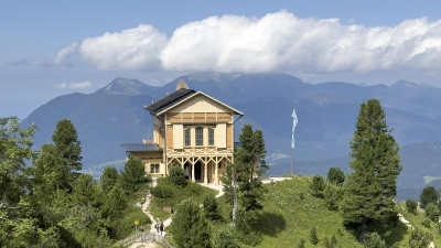 Vor dem Königshaus am Schachen wird zu Ehren des Erbauers, Ludwig II., ein Gottesdienst unter freiem Himmel gefeiert.  (F.: Bay. Schlösserverw., Maria Scherf/ Veronika Freudling)