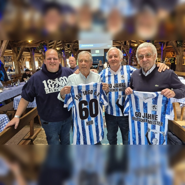 Fußball-Abteilungsleiter Martin Obermüller (li.) mit den „Meister-Löwen“ Fredi Heiß, Bubi Bründl und Bernd Patzke. (Foto: TSV1860eV)