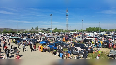 Der Riemer Flohmarkt findet jeden Samstag statt. Große Auswahl herrscht hier für die Besucher. (Foto: Hartl)